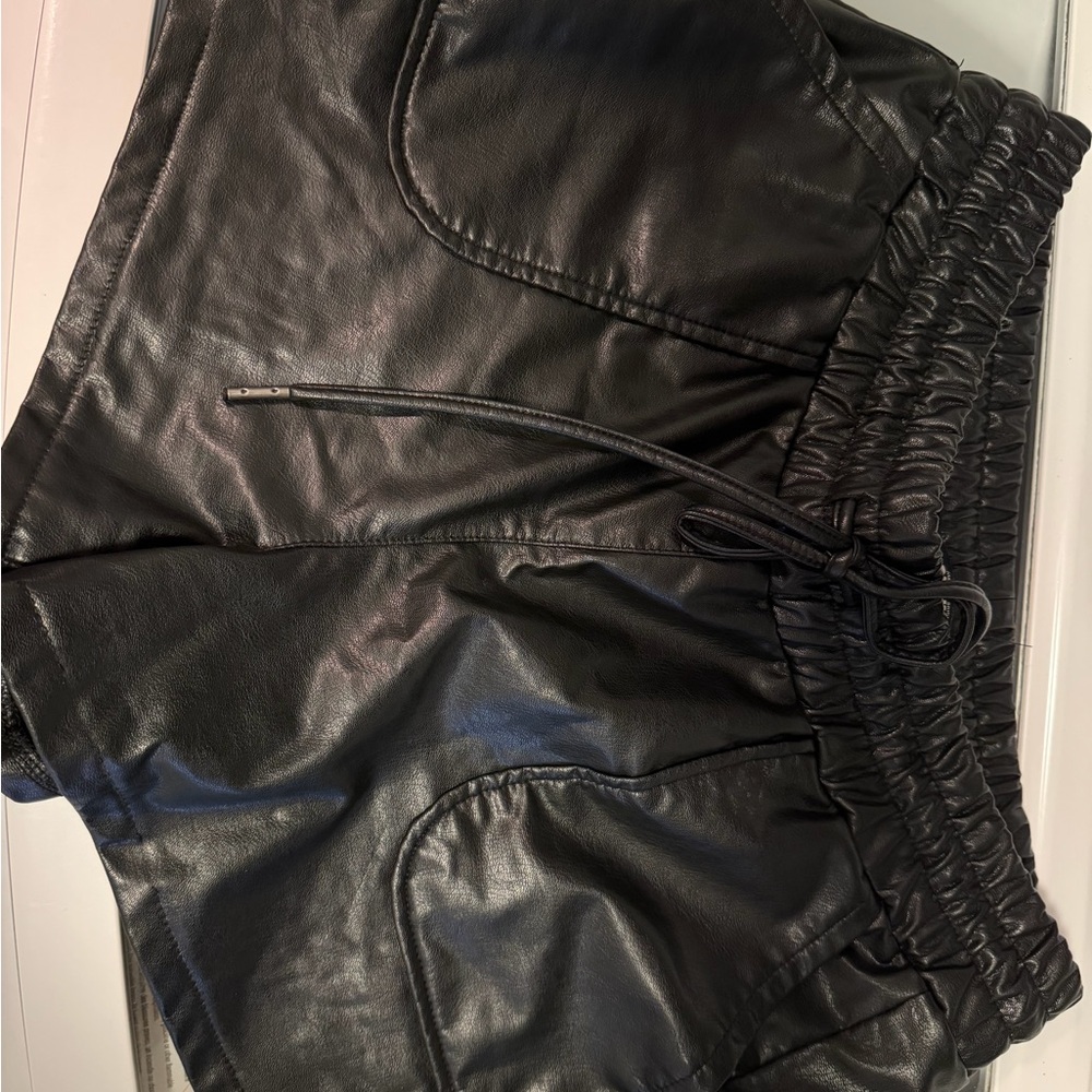 Women's Black Faux Leather Elastic Waist Shorts size large
